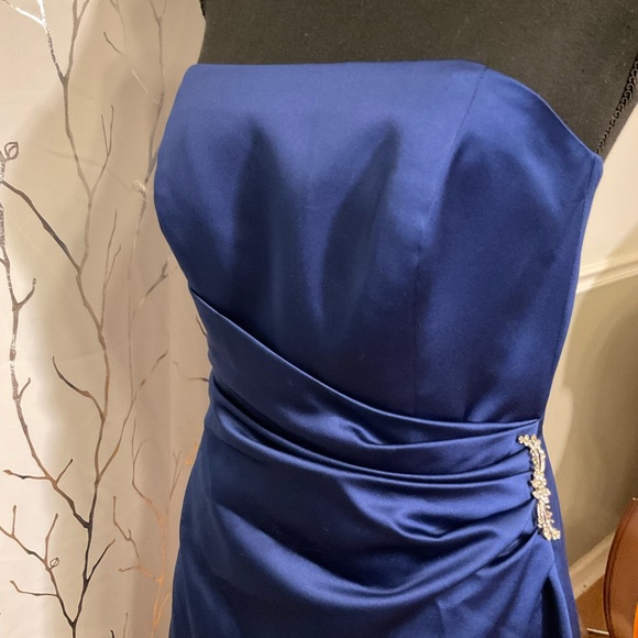 Colbalt Blue ball gown, David’s Bridal, size 6 - Picture 5 of 11